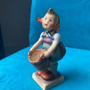 HUMMEL GIRL WITH A BASKET (Little Helper) #73 FULL BEE 1950-1956 TMK2